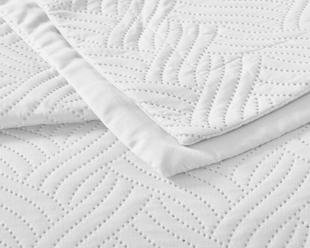 Wave Soft & Elegant Bedspread | White | 260cm (W) x 250cm (L) - The Bedding & Blankets Store